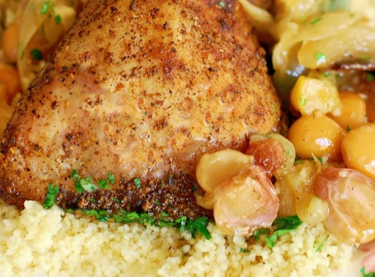 HÜHNER-TAJINE MIT MARILLEN UND MANDELN