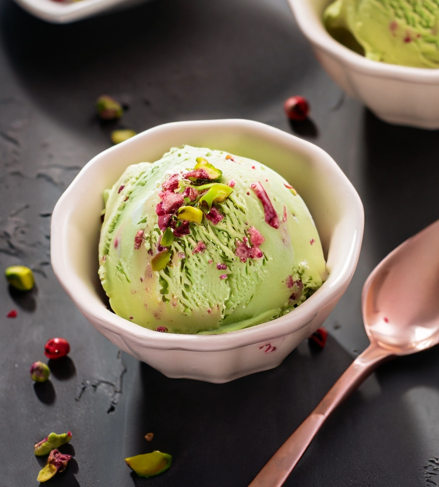 Pistazieneis mit rosa Beeren - Rezept